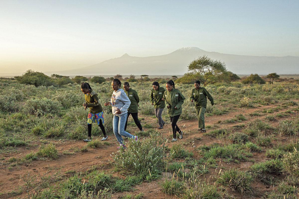 Les Lionnes s'entraînent tous les matins avant le lever du soleil. Etre en bonne condition physique est indispensable quand on parcourt tous les jours une vingtaine de kilomètres à pied dans le bush pour repérer des traces de braconnage.