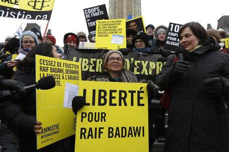 L'épouse de Raif Badawi lors d'un rassemblement en janvier dernier à Ottawa 
