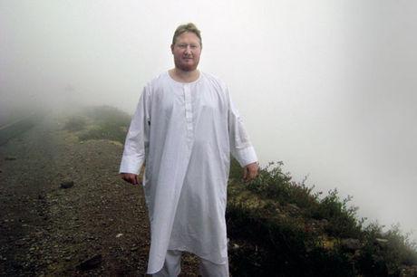 Sur une route de montagne, au Yémen, Morten Storm effectue une livraison pour le compte d'Anwar al-Awlaki, l'idéologue d'Al-Qaïda dans la péninsule Arabique (Aqpa), en octobre 2008.