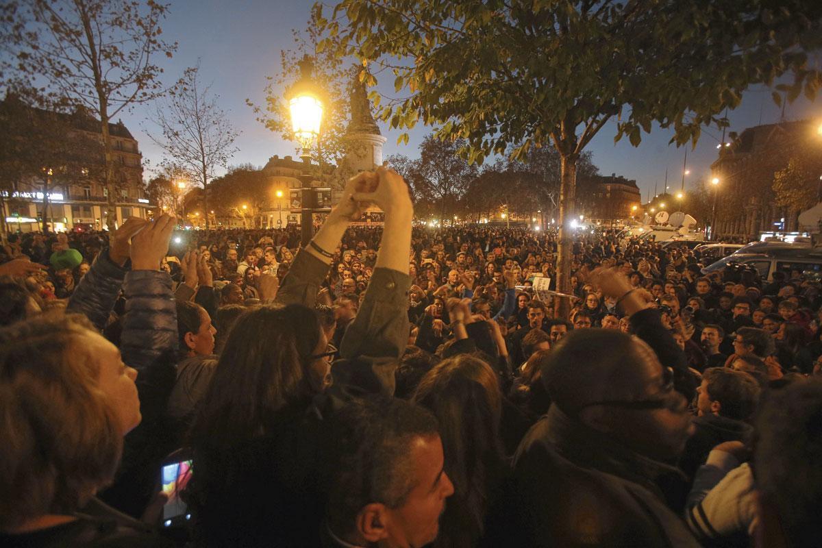 Paris, place de la République, le 15 novembre 2015 : deux jours après les attentats, les Parisiens clament leur refus du terrorisme et de la violence.