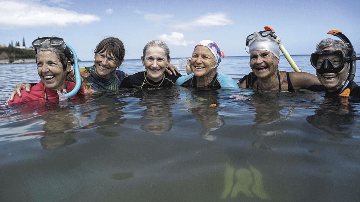 Monique, Maryline, Cathy, Sylvie, Monique et Geneviève plongent tous les matins dans la baie, avec Aline (absente sur la photo). Les bénévoles sont devenues de véritables amies.