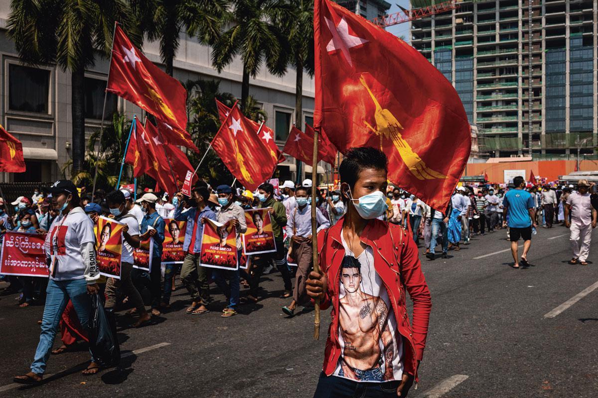 Le paon qui figure sur le drapeau rouge de la Ligue nationale pour la démocratie, le parti d'Aung San Suu Kyi, est un symbole de noblesse en Birmanie.