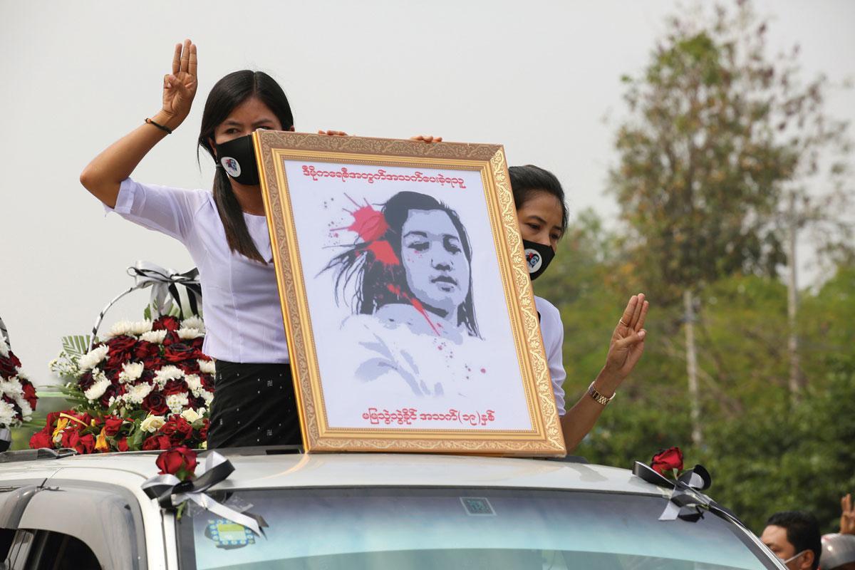 Epicière de 20 ans, Mya Thwate Thwate Khaing est devenue le symbole de la résistance birmane. Elle avait été atteinte par un coup de feu à Naypidaw, le 9 février. Elle est décédée dix jours plus tard.