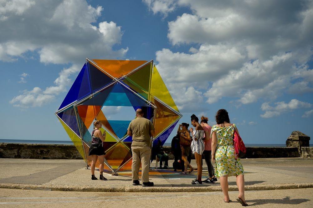 A La Havane, les oeuvres d'art prennent le soleil face à la mer