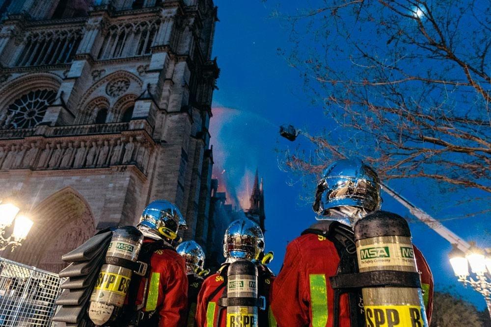 Les pompiers de Paris ont lutté contre le feu jusqu'au 16 avril à l'aube. Objectif prioritaire : sauvegarder le beffroi nord, pour éviter l'effondrement des bourdons et des tours.