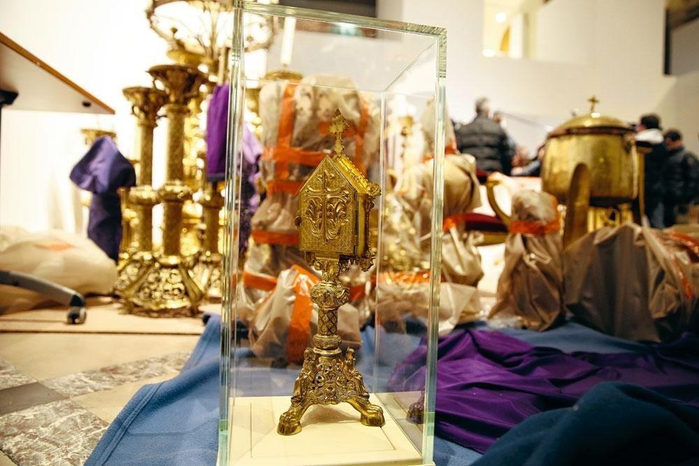 La Ville de Paris a mis à l'abri des oeuvres et objets religieux de la cathédrale. La couronne d'épines, la tunique de saint Louis et quelques calices sont sauvés. Mais beaucoup de tableaux sont détruits.