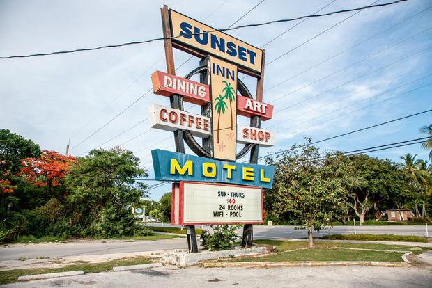 En juillet 2017, le panneau vintage du Sunset Inn, au bord de l'Ocean Highway, la route principale qui traverse Islamorada.