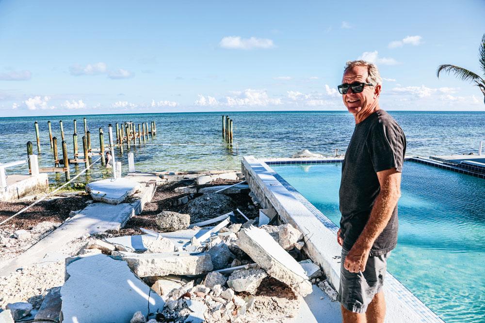 Jim Bernardin, du Pines & Palms Resort, au bord de sa piscine ravagée par Irma.
