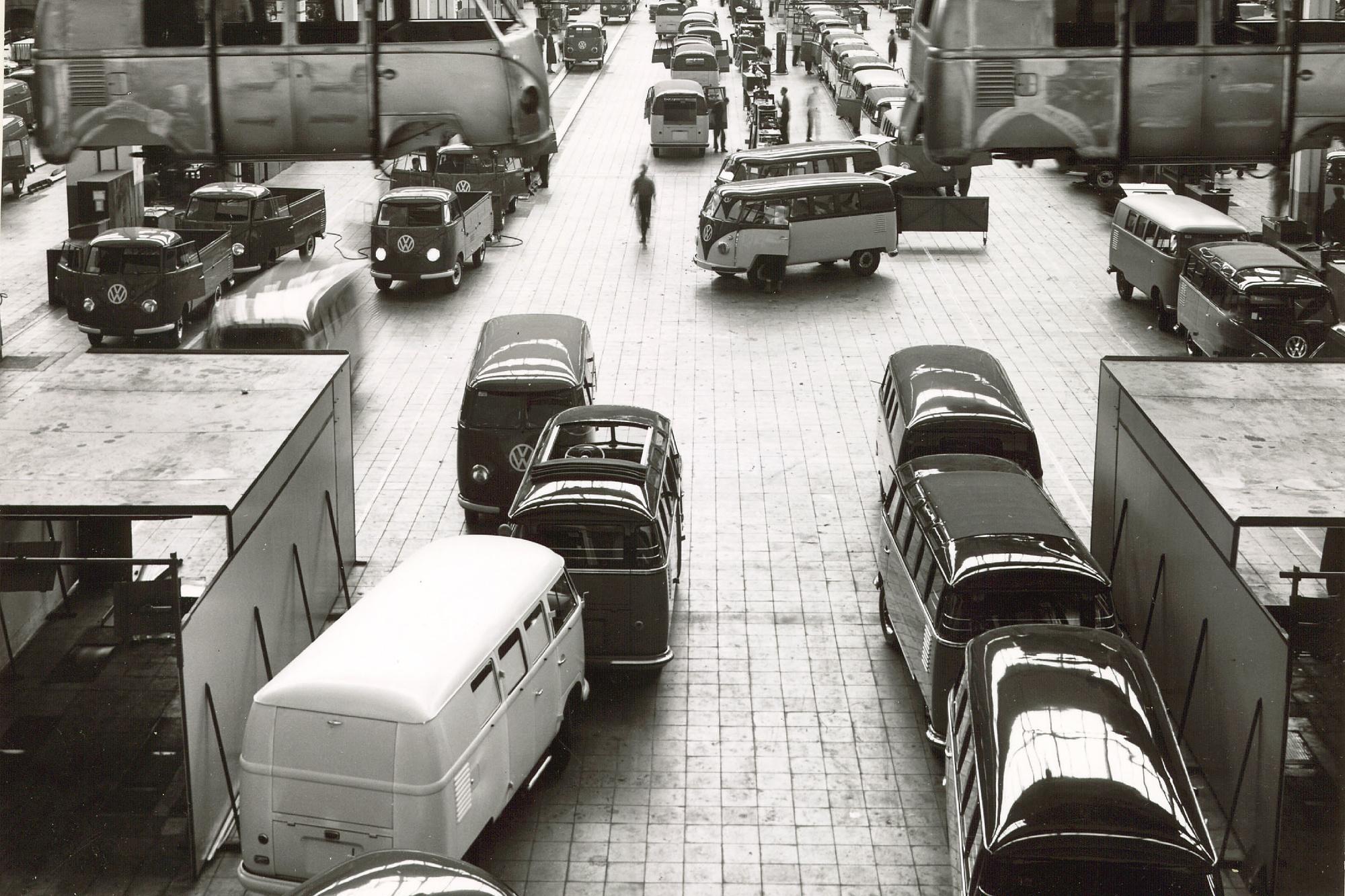 Dès les années 50, la production des fourgons Volkswagen s'emballe. Prochain cap: celui des 10 millions d'unités!