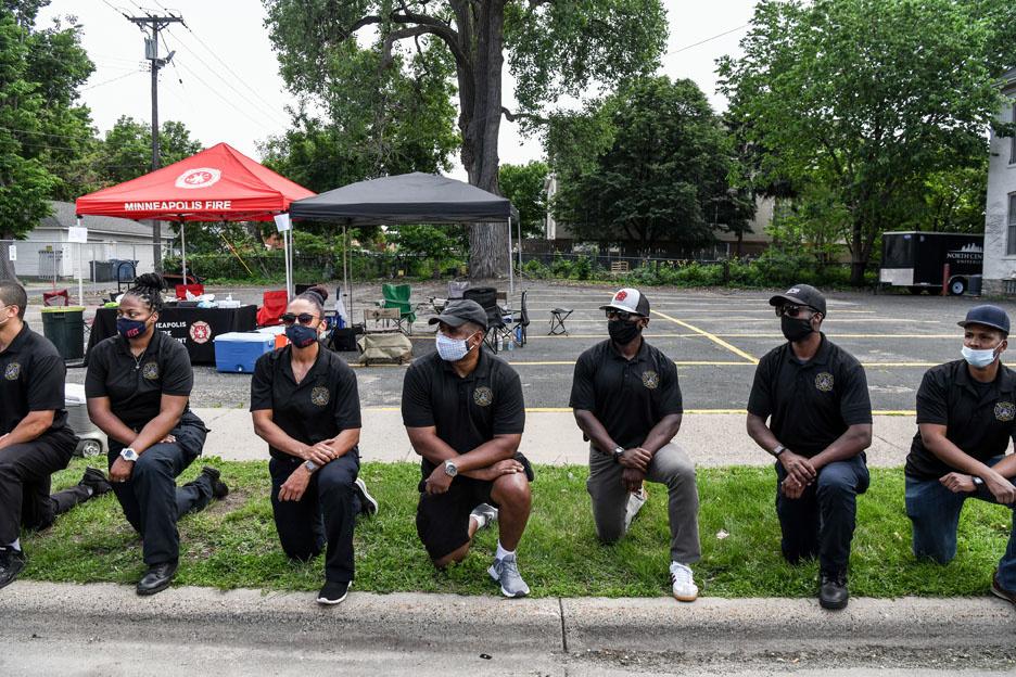 Service des pompiers de Minneapolis, agenouillé au passage du cercueil de George Floyd, le 4 juin 2020