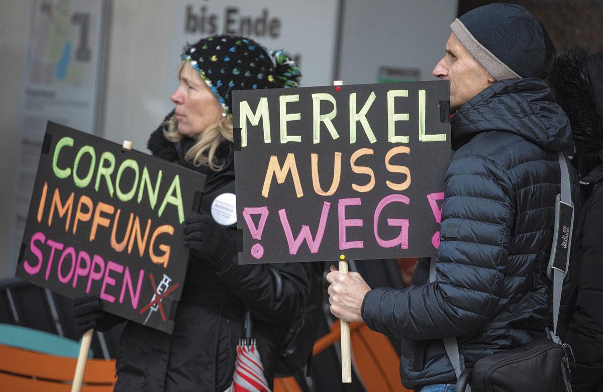 Le 13 mars, quelques centaines d'opposants ont manifesté dans plusieurs villes d'Allemagne, notamment à Stuttgart, contre les mesures anti-Covid et contre Angela Merkel.