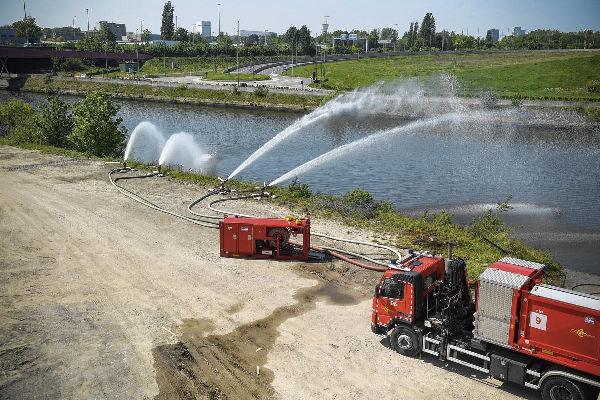 Les pompiers de Gand oeuvrent à l'oxygénation de l'eau.