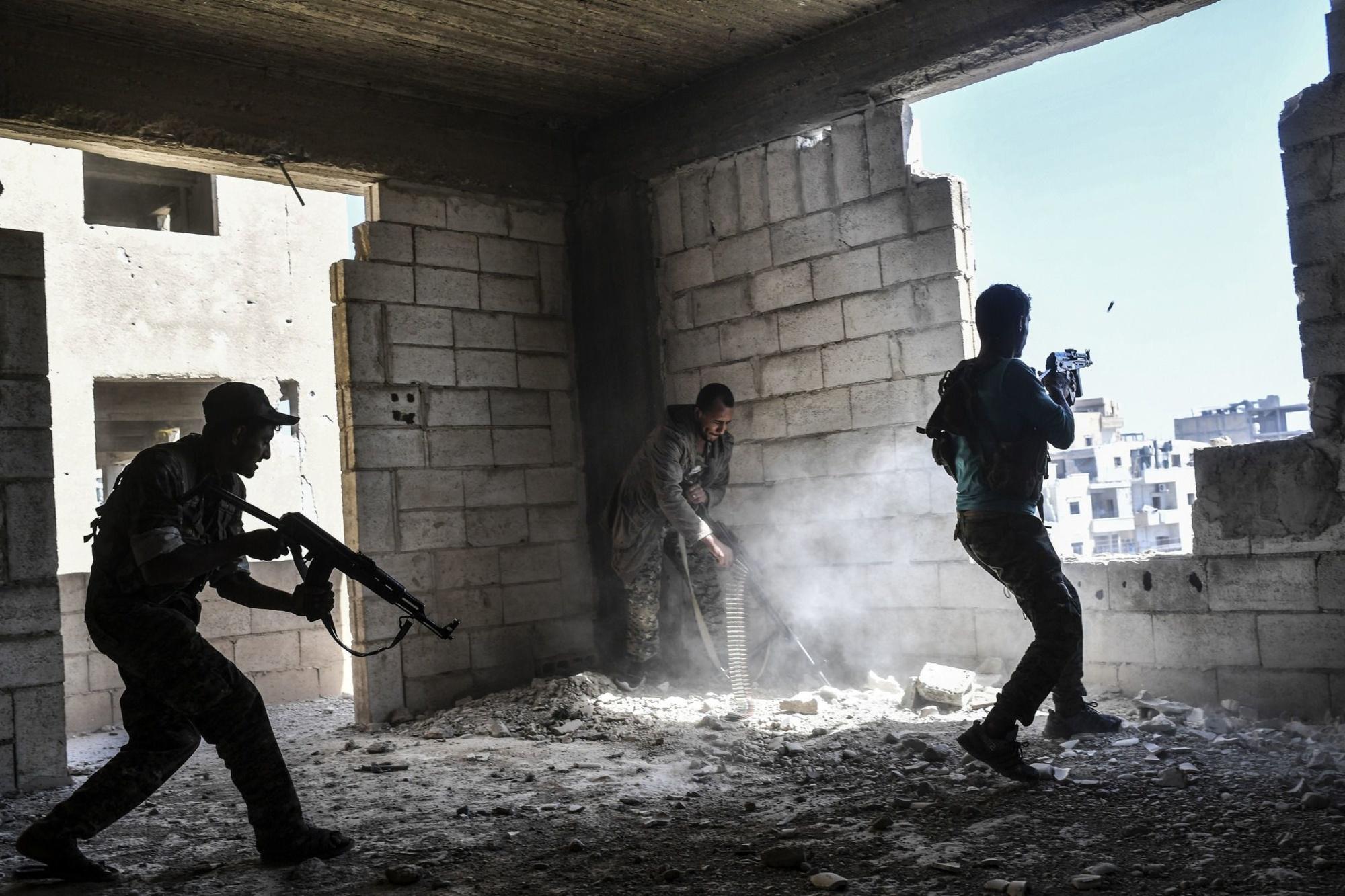 membres des forces du régime syrien à Raqa.