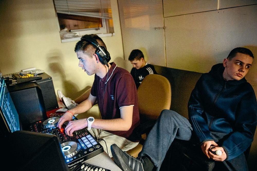 Jeune DJ au Hammer Youth Center dans le quartier protestant  de Shankill, Belfast-Ouest.