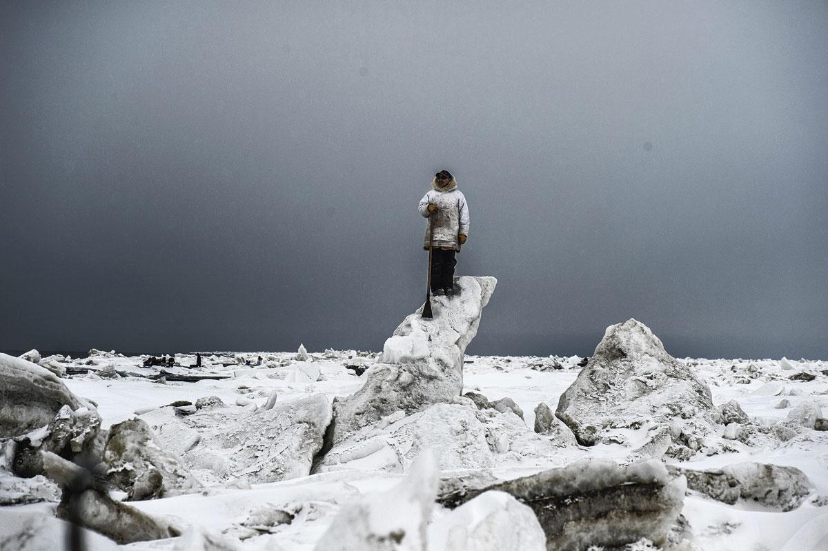 Point Hope, en Alaska. L'une des étapes d'un parcours de 15 000 kilomètres entrepris par les photographes Kadir van Lohuizen et  Yuri Kozyrev pour explorer les conséquences de la fonte des glaces en Arctique.
