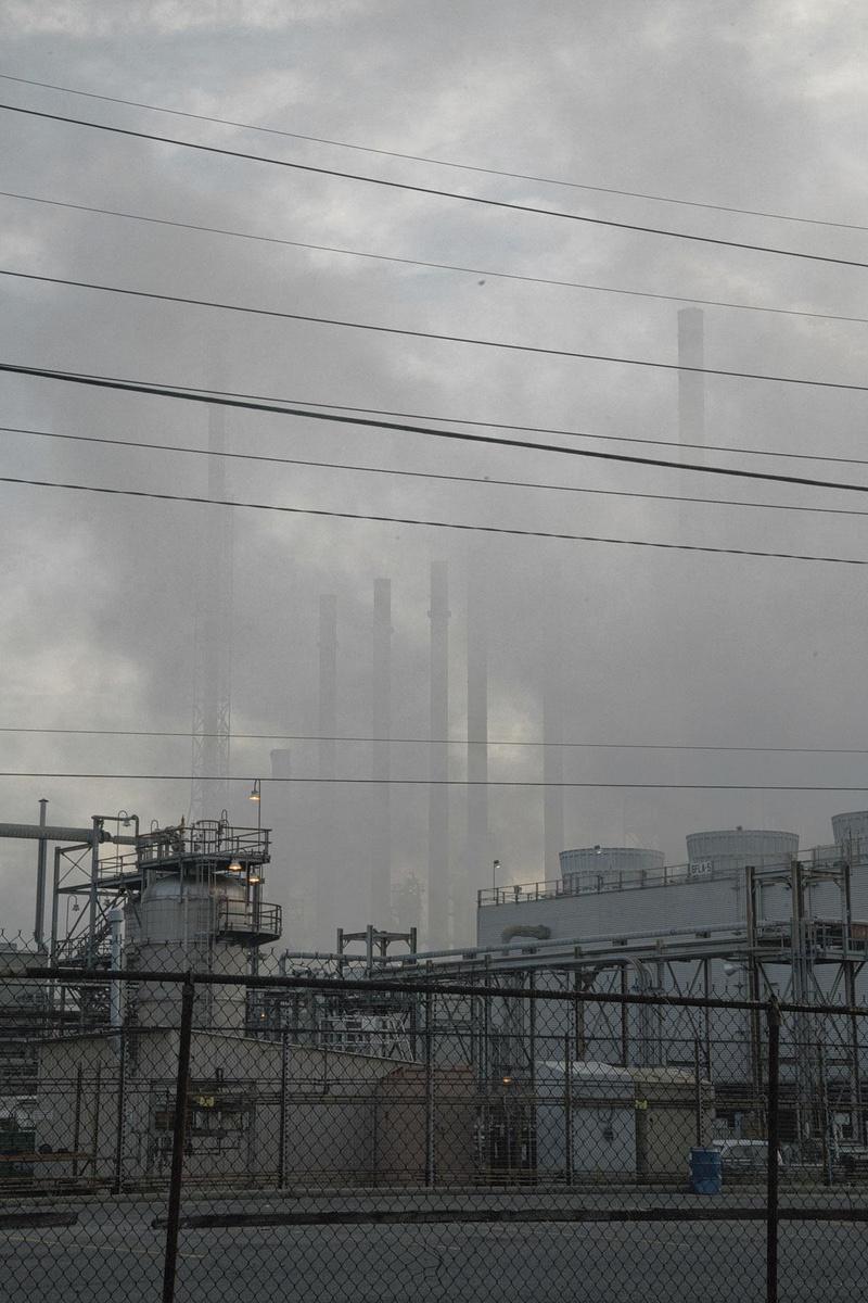 Avril 2017, Louisiane. L'énorme usine chimique Exxon est située à côté de la raffinerie ExxonMobil, dans le quartier de Standard Heights, à Baton Rouge. Régulièrement pointée du doigt, la compagnie n'en continue pas moins à exposer les populations locales à une pollution sévère.