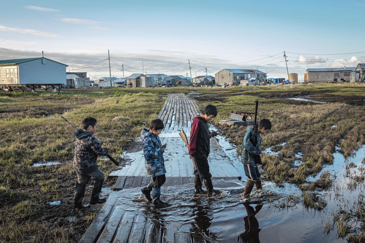 Aujourd'hui, les enfants de Newtok, en Alaska, chassent les oiseaux. Demain, ce sont eux qui seront chassés. Leur village s'enfonce lentement dans le sol en raison de la fonte du permafrost. Une relocalisation à Mertarvik a déjà été planifiée.
