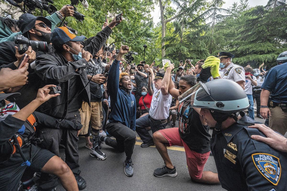 Racisme policier: le genou à terre, protestation planétaire