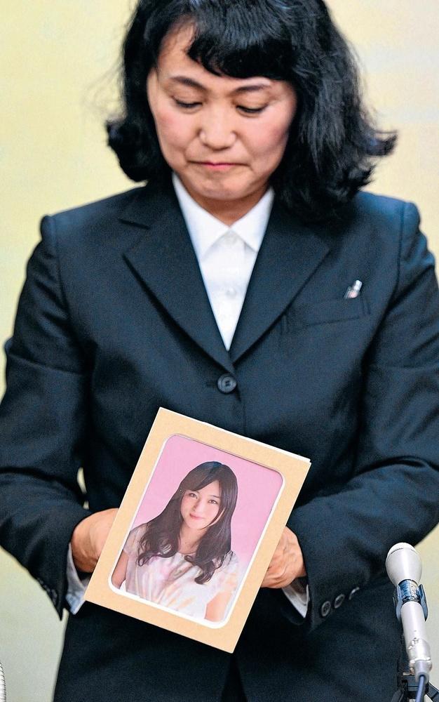 Yukimi Takahashi, dont la fille, Matsuri, s'est suicidée. La justice a reconnu que cet acte était dû à l'excès de travail.
