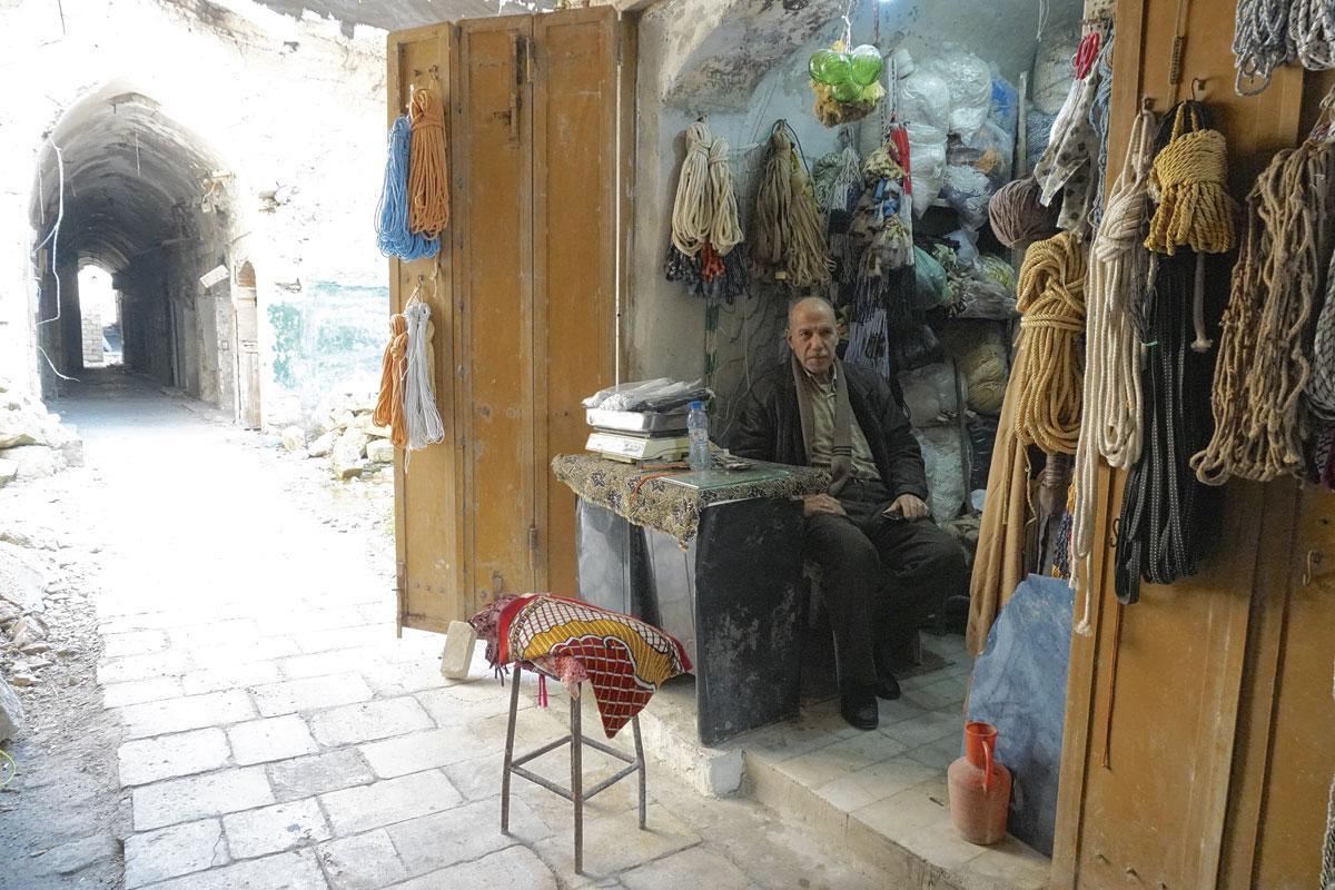Un commerçant a rouvert un magasin dans le vieux souk d'Alep, en voie de restauration.