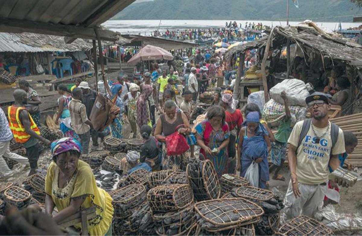 Kinshasa Un marché animé à Maluku - une des communes de Kinshasa - le long des rives du fleuve Congo où le poisson séché est vendu.