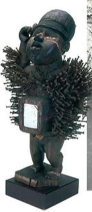 Sculpture Bois sculpté cloutée avec un miroir contenant la force nkisi, probablement réalisée par le peuple bakongo.