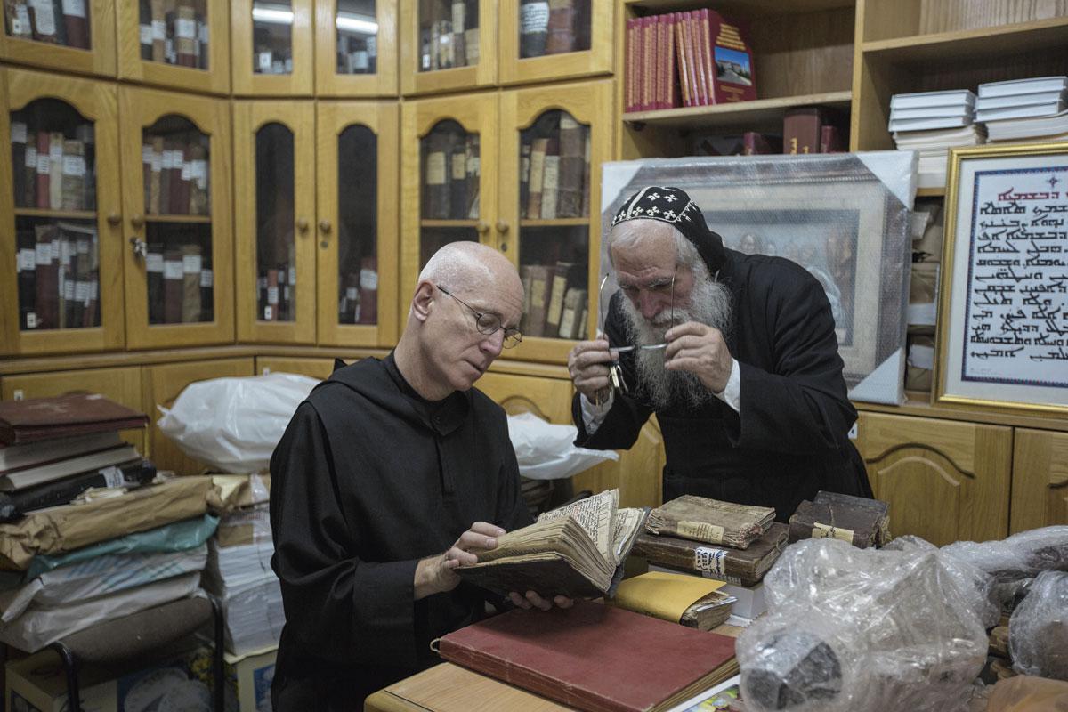 Columba Stewart et Abouna Shimon Çan, le moine responsable de la bibliothèque du monastère syriaque orthodoxe Saint-Marc, examinent un ancien manuscrit. Tous les livres regroupés ici ont été numérisés par le HMML.