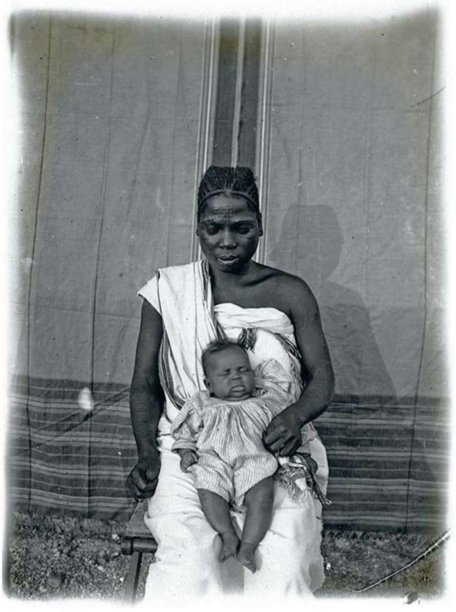 Ménagère congolaise avec son enfant.
