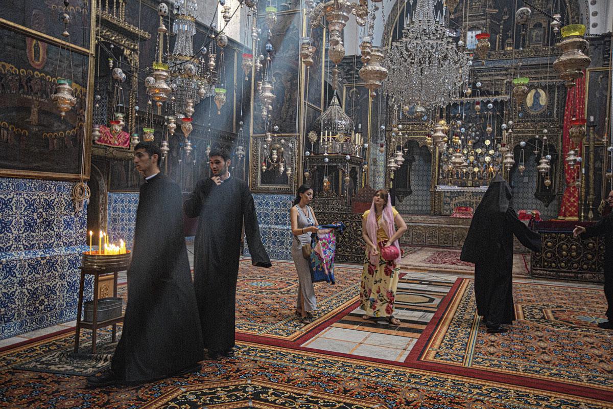 La cathédrale Saint-Jacques de Jérusalem, datant du XIIe siècle, est le siège du patriarcat arménien. Le père Columba s'y rend régulièrement lors de ses déplacements à Jérusalem.