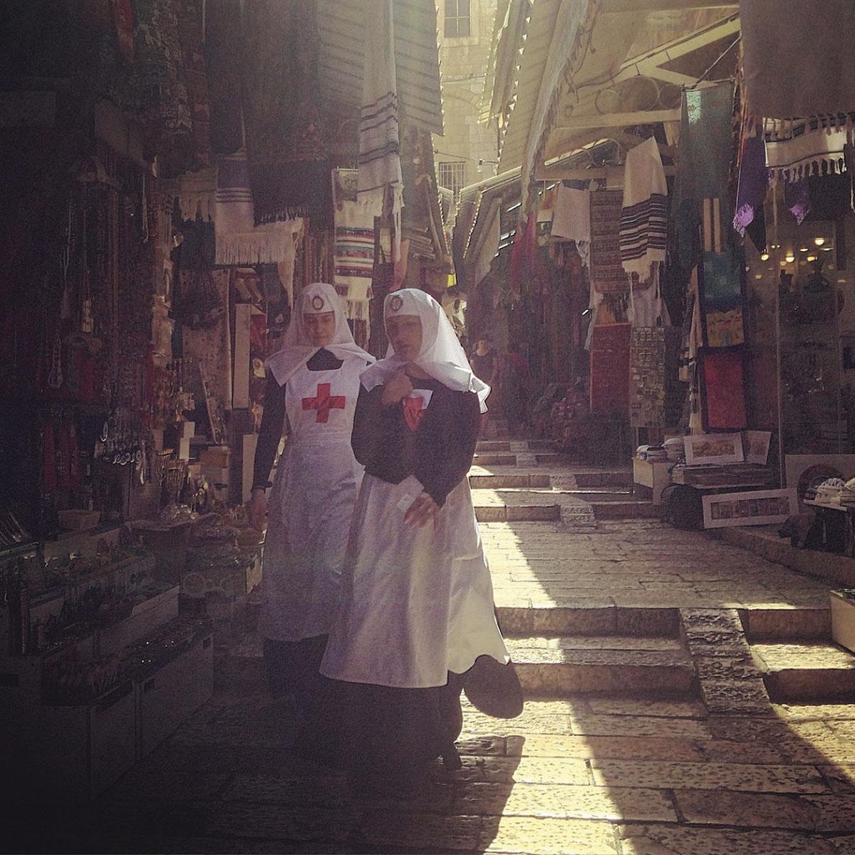 Des religieuses se promènent dans les ruelles de la vieille ville.