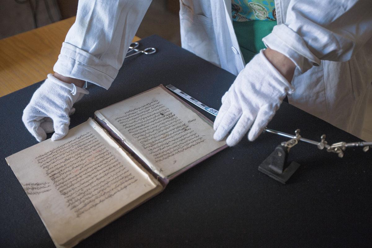 Numérisation d'un manuscrit dans la bibliothèque de la famille Khalidi. A quelques pas du Mur des lamentations et de l'Esplanade des mosquées, dans le quartier arabe, elle recèle la plus importante collection privée de manuscrits de Palestine.