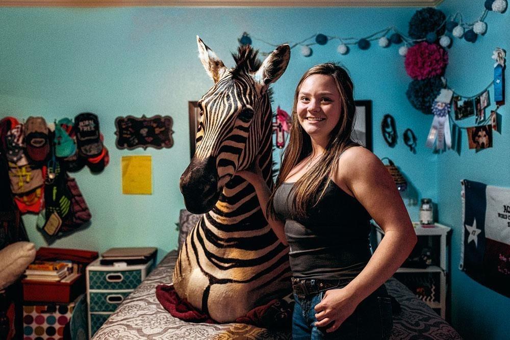 Sydney Grimland et son trophée de zèbre tué en Afrique du Sud il y a deux ans lors du safari de chasse familial. Le trophée sera placé dans sa chambre au-dessus de son lit.