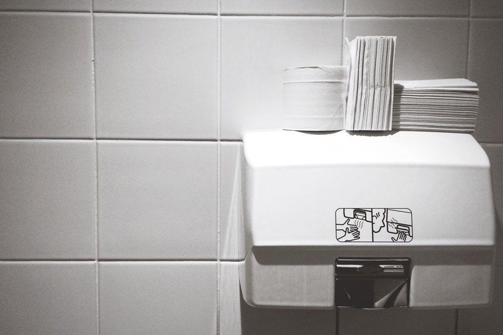 Papier ou sèche-mains, qui régnera sur les toilettes ?