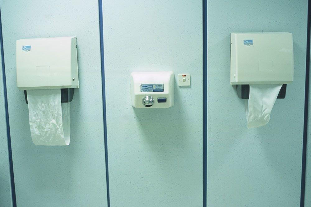 Papier ou sèche-mains, qui régnera sur les toilettes ?