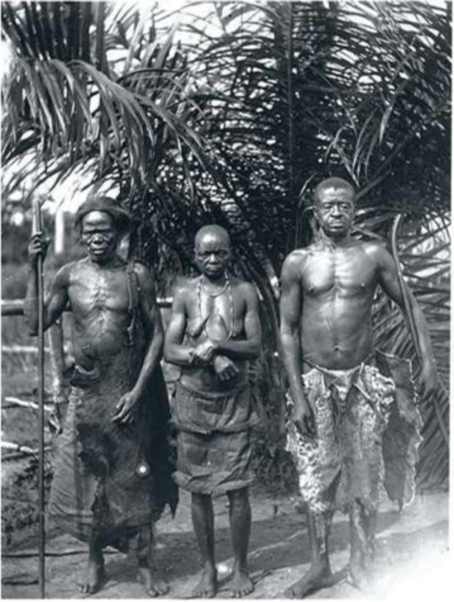 Congolais de Kasongo en costume traditionnel et armé.