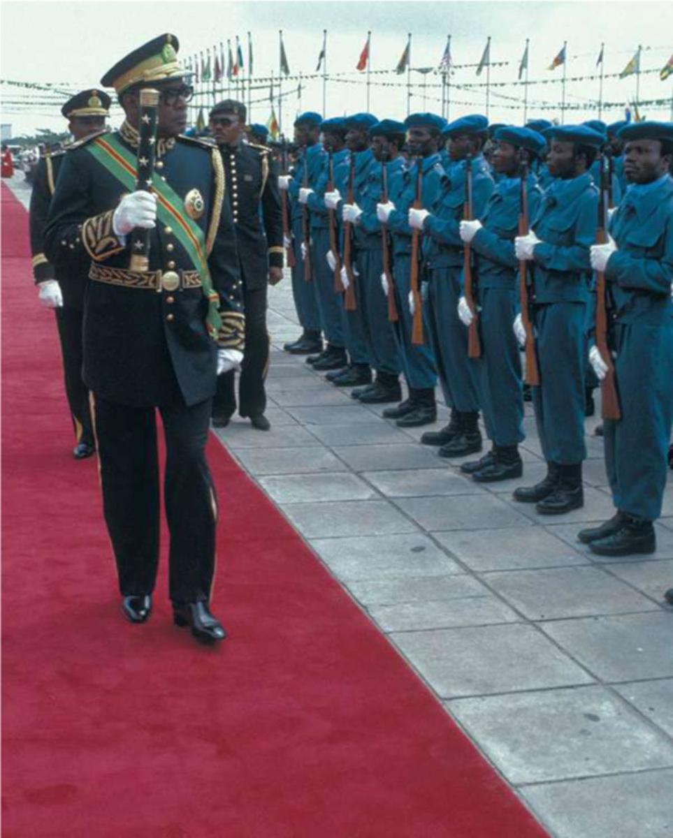 Le président Mobutu Sese Seko passe en revue des troupes lors de son investiture le 5 décembre 1984 à Kinshasa.