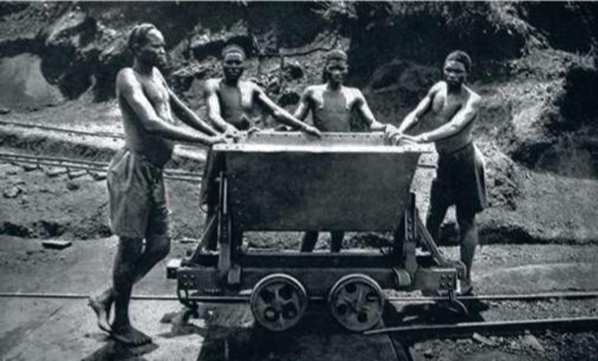 Mineurs prenant la pose dans la mine d'uranium Shinkolobwe (Jadotville).