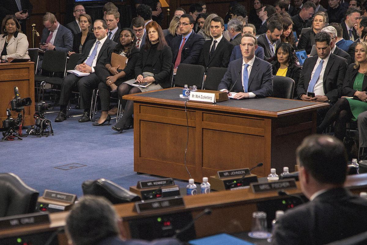 Le patron de Facebook, Mark Zuckerberg, interrogé en 2018 par les élus américains à la suite des polémiques qui ont culminé avec l'éclatement du scandale Cambridge Analytica.