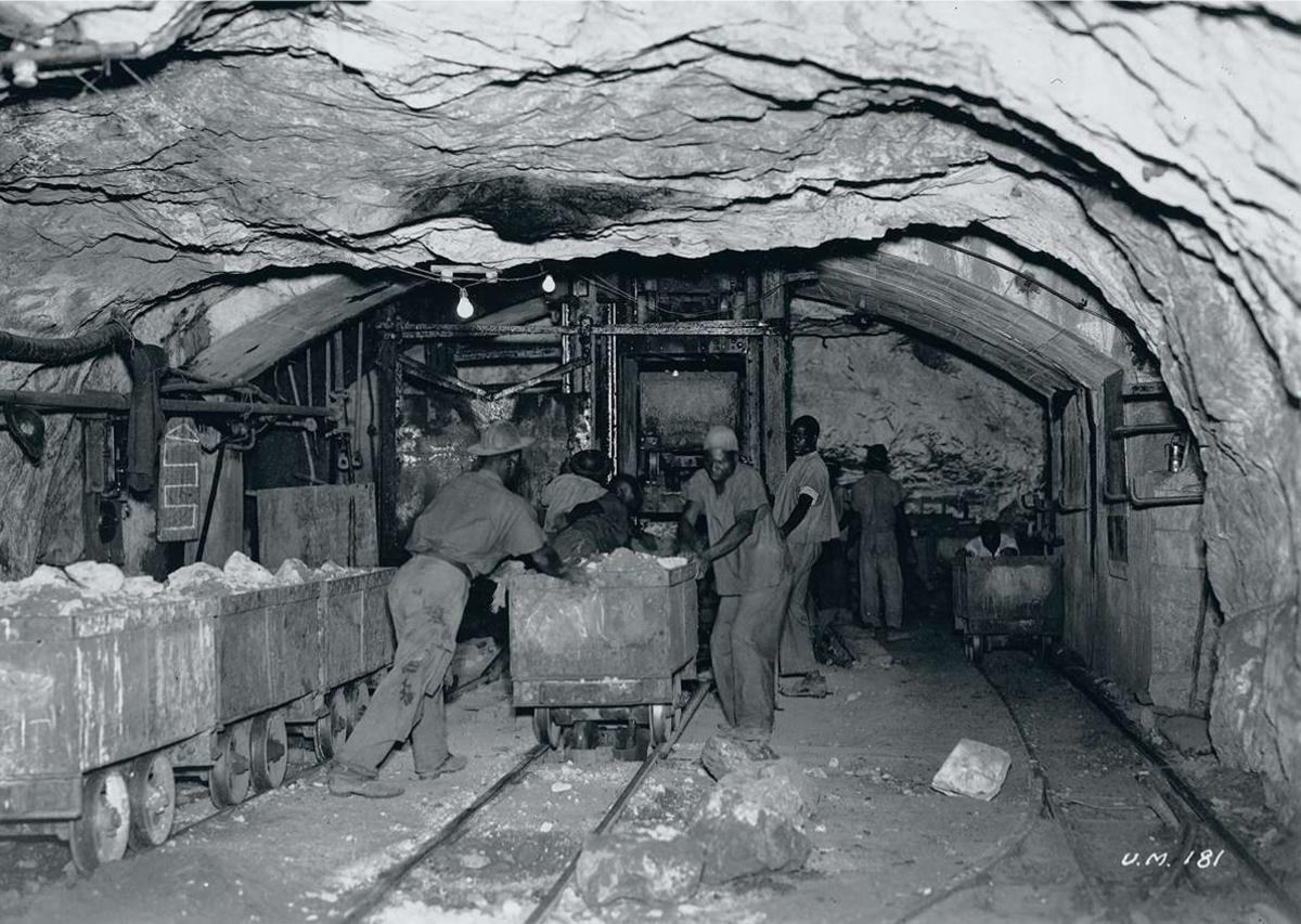 Des mineurs au travail dans les mines de l'Union minière.
