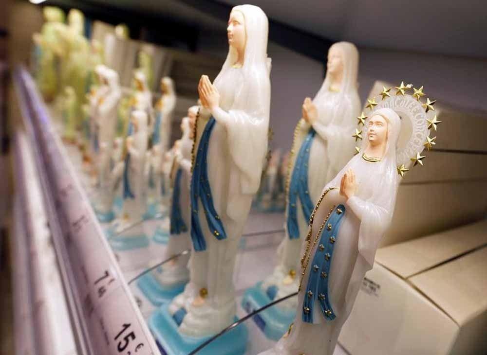 Statuette of the Virgin Mary are displayed in a religious articles shop on the second day of the French Bishops Conference (CEF) in Lourdes, France November 5, 2016. REUTERS/Regis Duvignau - D1BEULCAFTAB