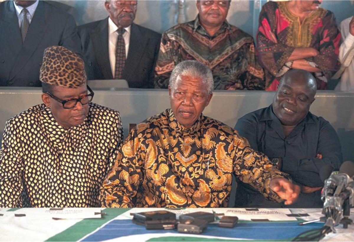 Sur le bateau sud-africain Outeniqua, au large de Pointe-Noire, Nelson Mandela a tenté une médiation entre Mobutu et Kabila.