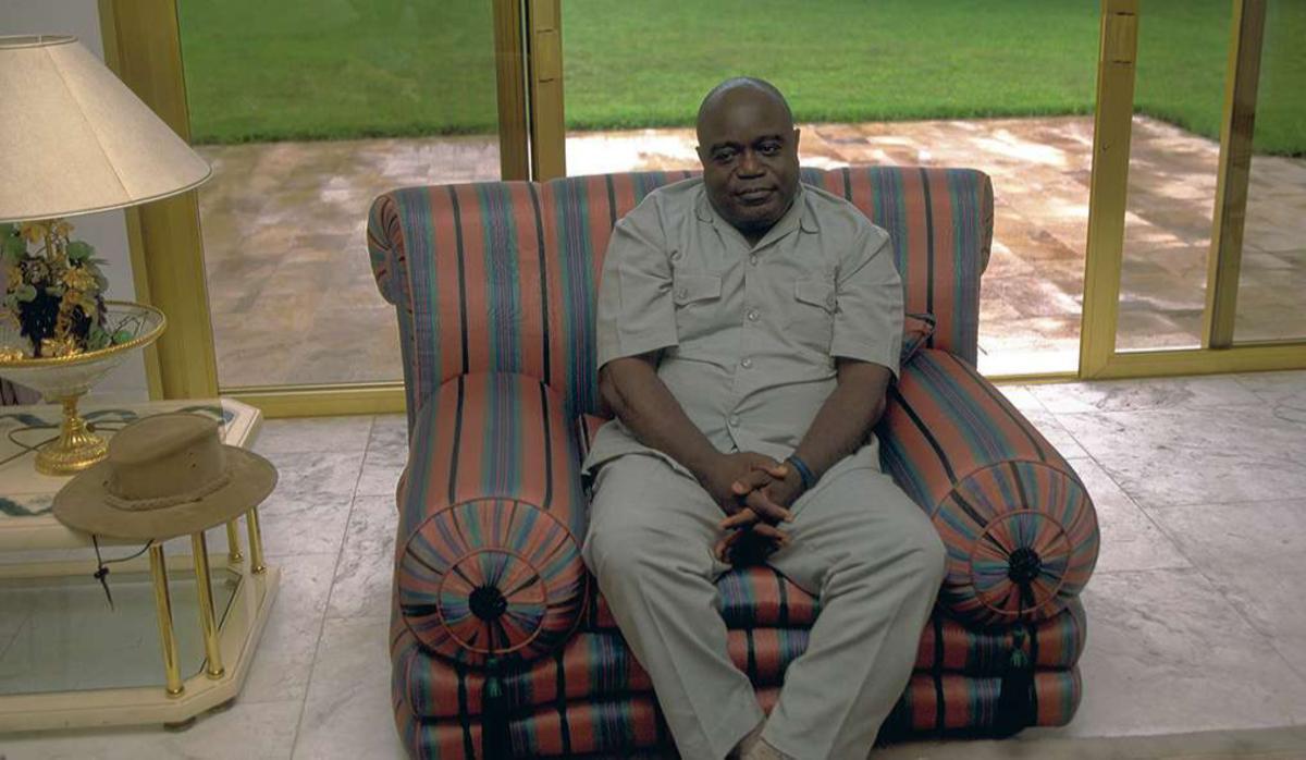 18 mars 1997: Laurent-Désiré Kabila lors d'une conférence de presse à Goma, dans l'ancienne résidence abandonnée de Mobutu.