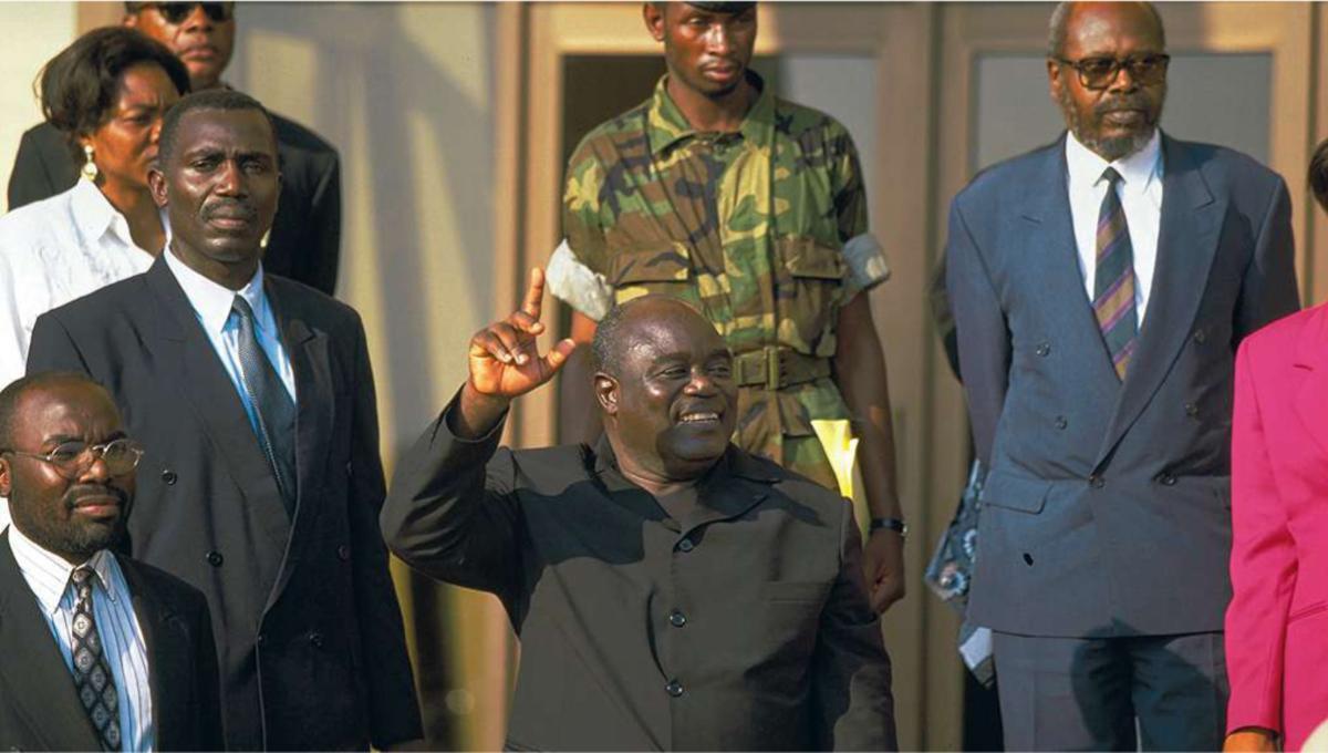 29 mai 1997: un Kabila triomphant quitte le stade des Martyrs à Kinshasa.