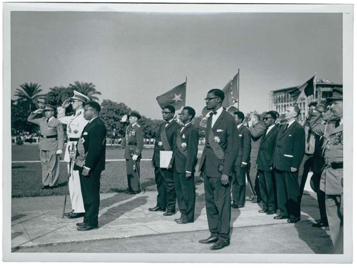 Hommage Le roi Baudouin, le président Joseph Kasa-Vubu et le Premier ministre Patrice Lumumba devant le monument de Léopold II, lors des cérémonies de l'indépendance, en 1960.