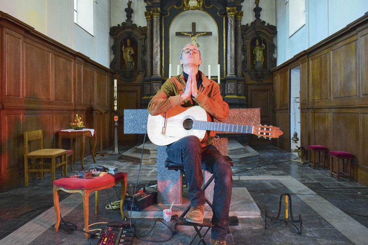 Le guitariste de jazz Quentin Dujardin ne sera pas poursuivi pour le concert illégal qu'il avait tenu dans l'église de Crupet le 14 février dernier.