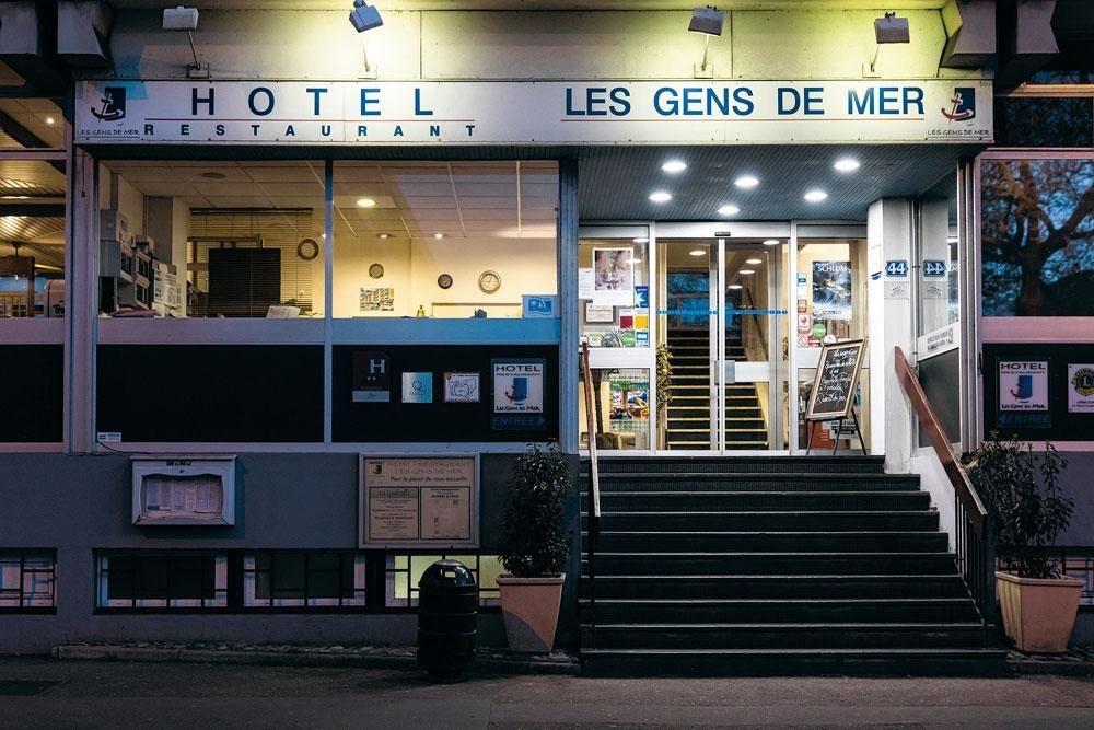 Entrée de l'hôtel Les Gens de mer, au Havre.  Le Seamen's club, géré par l'association havraise d'accueil des marins, est au sous-sol.
