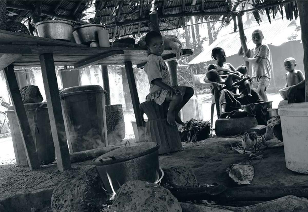 Dénuement Scène de la vie de tous les jours au village, dans la paillote faisant office de cuisine.