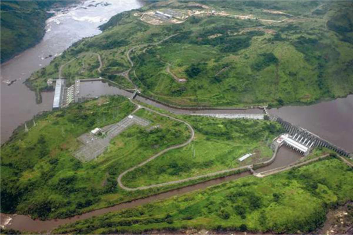 Barrages Inga 1 et 2 en 2006. En raison d'un manque d'entretien, ils ne produisent qu'une fraction de l'électricité qu'ils pourraient générer.