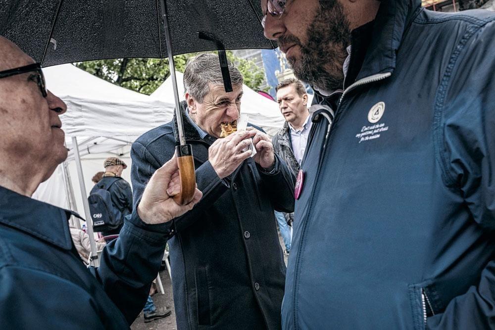 Nous nous sommes glissés dans la roue d'Olivier Maingain (Reportage)