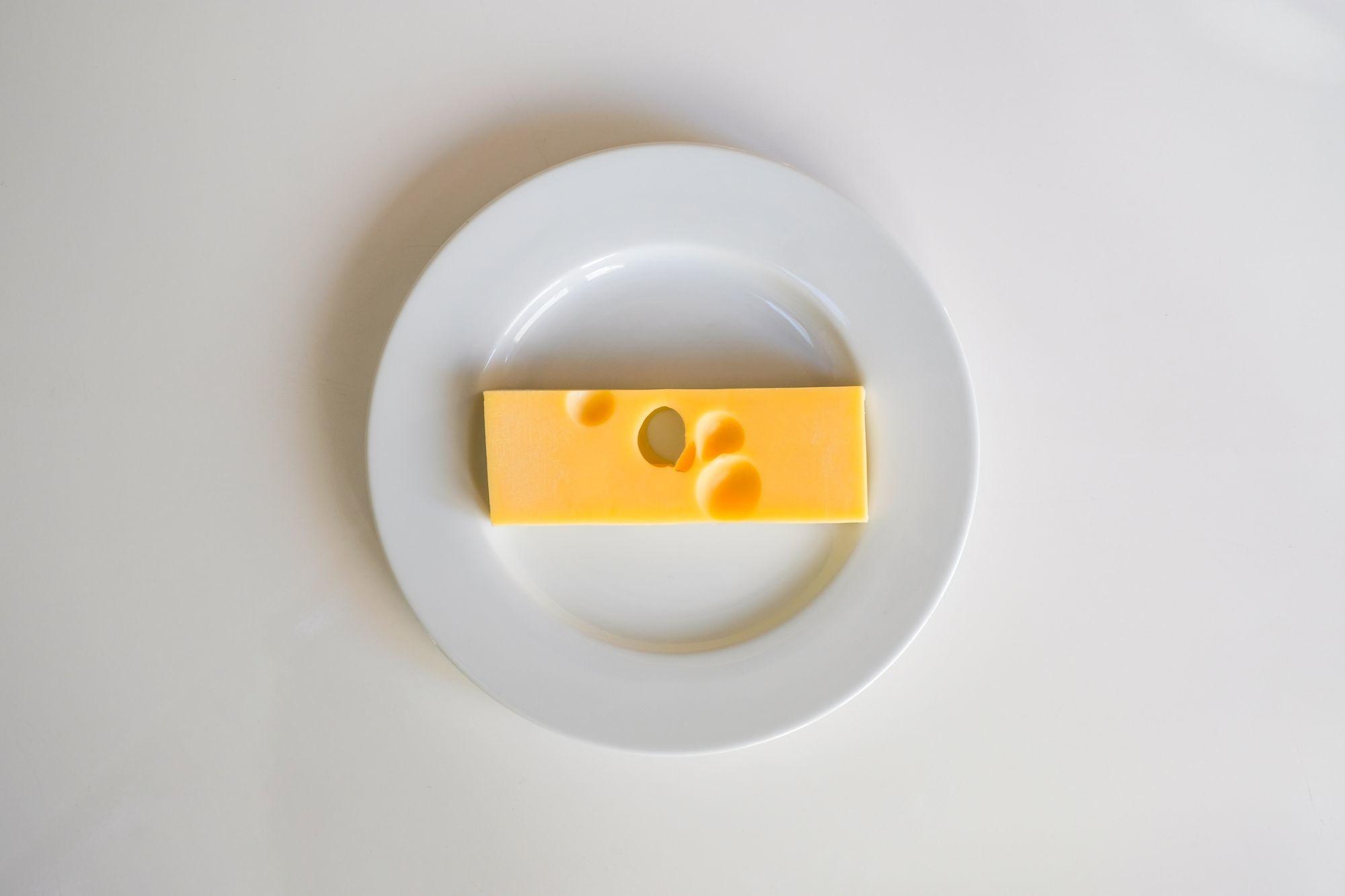 Le fromage et le chocolat contiennent de la tyramine qui cause des migraines.
